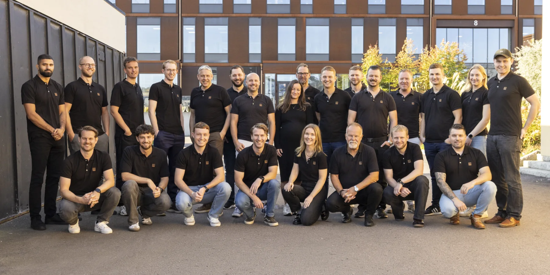 Hela teamet DC Wäst samlat utanför kontoret